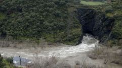 El t�nel de Montefurado, en una fotograf�a de mediados de este mes de febrero, en plena crecida del r�o Sil