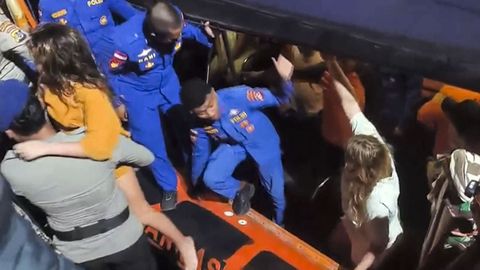 La&nbsp;valenciana Andrea Ortu&ntilde;o con su hija en el momento en el que fueron rescatadas