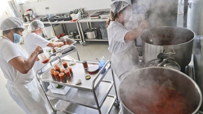 Elaboraci�n de salsa de tomate en las instalaciones de A Fusquenlla