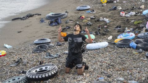 Un joven rezando al llegar a Ceuta este viernes.