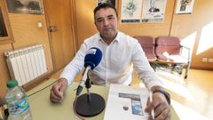 Francisco Charln Orns, alcalde de Laxe, en el estudio de Radio Voz para participar en el Cita co Concello