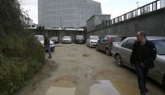 <span lang= es-es >Con la lluvia, un barrizal</span>. La calle Francisco Llorens, en la zona de Os Remedios, termina en un muro con la rampa como acceso lateral para peatones a la calle Bispo Lourenzo. Est� sin asfaltar y cuando llueve se llena de charcos y se convierte en un barrizal. 