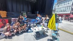 Las integrantes del club de fans llevan desde las 10.30 horas acampadas delante del escenario