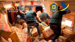 La Guardia Civil en el momento de la operaci�n, en Huelva