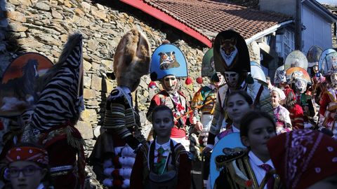 Os felos percorren Maceda.A comitiva co personaxe do entroido tradicional estn a percorrer os pobos do municipio e a Serra de San Mamede