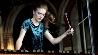 A percusionista francesa Ad�la�de Ferri�re (Dijon, 1996).