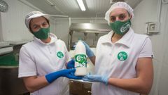 Concepci�n Lage y Gemma Modia Lage, madre e hija con una botella de la leche que envasan