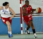 La laurentina Taimara Suero, derecha, anot� ayer cinco puntos.