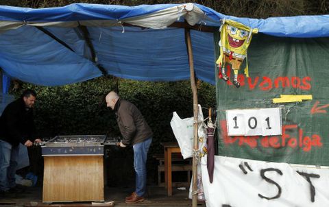 Los trabajadores cumplieron ayer 101 d�as en huelga en el campamento de O Pousadoiro. 