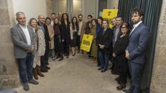 Foto de familia de las autoridades con los premiados, ayer en el Teatro Principal