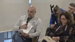 Emilio Palacio, acompa�ado de directivos, padres de jugadores y deportistas del primer equipo, durante su intervenci�n en el pleno municipal.