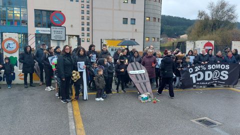 En el CEIP Pluriling�e de Covas, en Viveiro, profesorado y familias volvieron a reclamar unidos y vestidos de negro recursos humanos