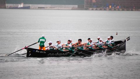 La trainera masculina del Club de Mar de Castropol surcando la r�a de Ribadeo durante la contrarreloj del Festival de la Ostra
