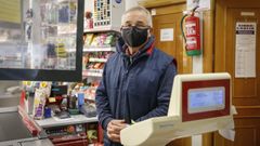 Pl�cido Perdiz en su tienda de Mugueimes