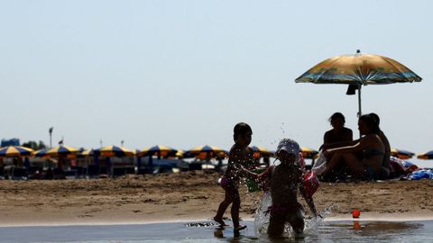 Ni�os jugando en la playa en Santa Severa, en Italia