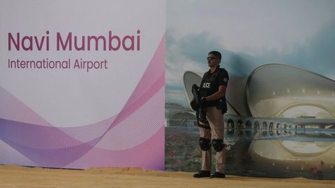 Un polic&iacute;a monta guardia durante un evento organizado en el aeropuerto internacional de Bombay.