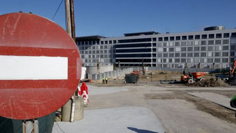 Varios operarios, este martes en las obras para la torre polivalente del Novo Chuac.