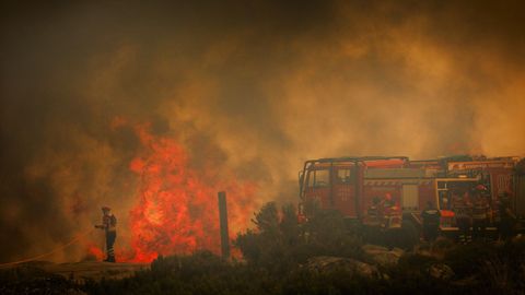 Los bomberos trabajando este domingo en la extinción del incendio forestal en el Parque Natural de Alvao, en el distrito luso de Vila Real.
