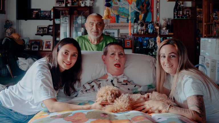 Andrea Gonz�lez (a la izquierda), junto a su madre, Olga Prado, su padre y una amiga