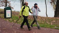 Dos hombres caminando por Mil�n