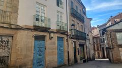 El edificio donde se produjo la okupaci�n, de puertas azules, se encuentra en la R�a da L�a, en la zona de los vinos de Ourense
