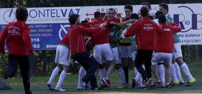 Los jugadores del Sof�n celebraron el tanto de Brais en la prolongaci�n, que ratificaba el ascenso de los carballeses. 
