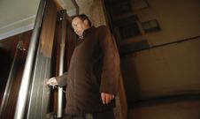 Una de las v�ctimas entra en el edificio en el que intentaron robar el pasado martes. 