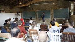 Las clases de la escuela de verano de fsica terica se llevan a cabo en una palleira rehabilitada en As Barreiras, en Castro Caldelas.