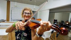 Lola Folgar, a sus 80 aos, acaba de iniciar su cuarto curso como alumna de violn en la escuela de msica de A Illa