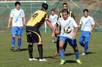 El Palmeira (de blanco), en el encuentro disputado el domingo en  Vent�n ante el Agolada. 
