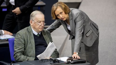 Gauland, uno de los dos l�deres de AfD, habla en el Bundestag con su colega Beatrix von Storch