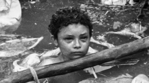 La nia de 13 aos, Omayra Snchez, trasquedar atrapada por la erupcin del Nevado del Ruiz