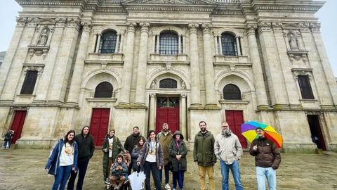 Guas tursticos ante la catedral de Lugo