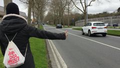 Una persona haciendo autostop.