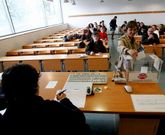 Los miembros de la junta de centro, votando en la Facultad de Fisioterapia.