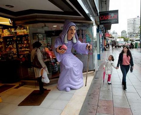 Las meigas est�n repartidas por negocios de la zona.