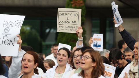 Los médicos manifestándose en su jornada de huelga frente al CHUO (Ourense).