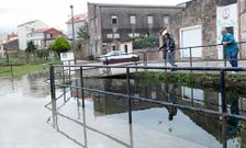 El puente de A Cha�nza qued� completamente cubierto por el agua, que alcanz� varios cent�metros. 