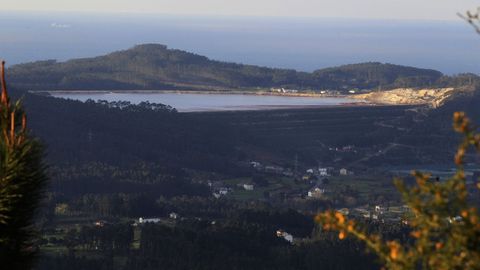 Imagen de la balsa de lodos rojos de Alcoa