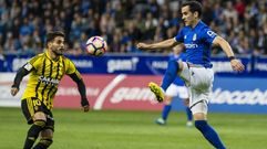 Linares y Javi Ros luchan por un balón en el Oviedo-Zaragoza de la 16/17