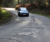 El firme de la carretera presenta numerosas grietas. 