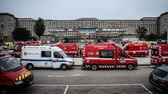 Docenas de ambulancias con pacientes frente al Hospital de Santa Mar�a de Lisboa, desbordado por la pandemia