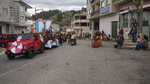 Cortegada despidi el entroido en la provincia.Ms de trescientas personas participaron en el desfile