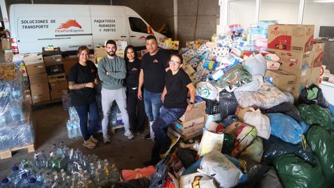 Esmeralda Daz a la derecha, con su jefe Joan Quintero, su mujer Mari y dos colaboradores, con todo el material recogido y la furgoneta lista para partir desde el polgono de As Lagoas (Narn).