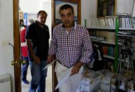 Jos� Manuel Castro, alcalde de Os Blancos, saliendo del pleno extraordinario de ayer.