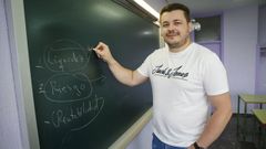 P�rez, en una de las aulas del instituto N�mero Un de Ribeira, al que lleg� en plena pandemia