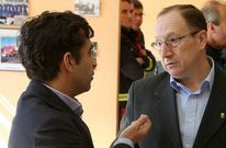 Rey Varela y Blanco conversando durante el patr�n de los bomberos del pasado a�o. 