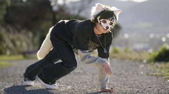 Un�joven de 17 a�os de Sant Feliu de Llobregat (Barcelona), que se identifica con un lobo gris albino. Hace nueve a�os que forma parte de la comunidad therian.