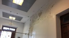 Las im�genes que evidencian la falta de mantenimiento de la biblioteca de Ortigueira