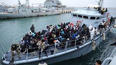 Llegada de inmigrantes rescatados al puerto de Tr�poli, en Libia